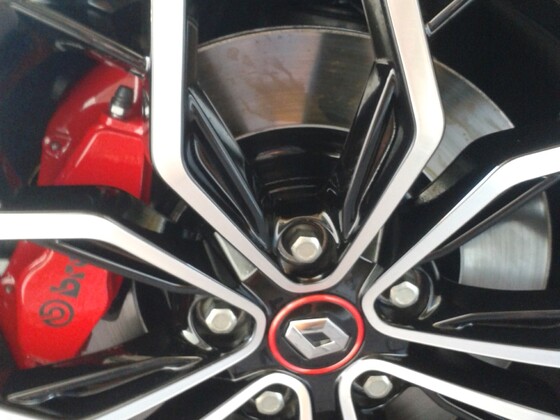 rote Bremssattel und schwarze Radnabe
