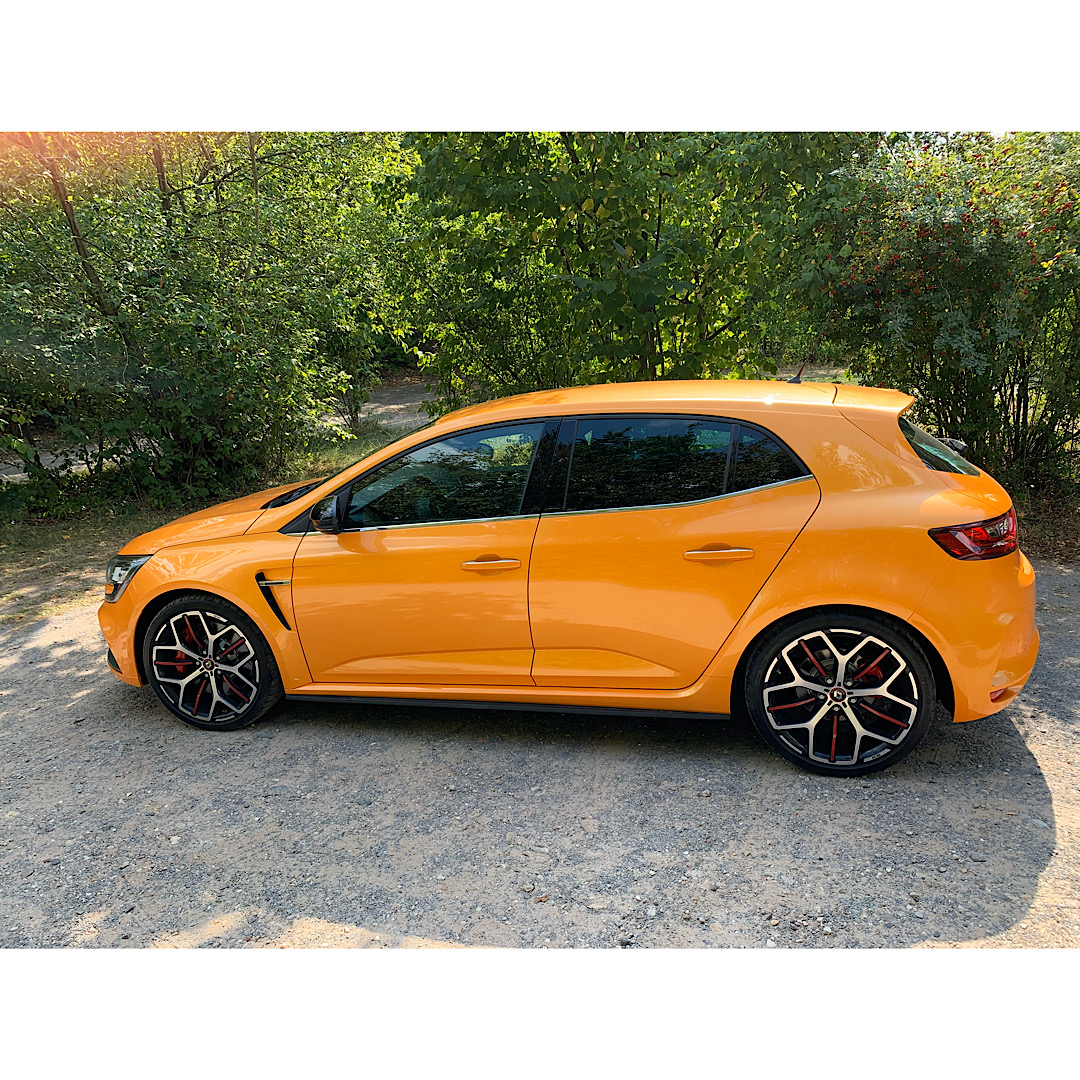 Megane R.S Trophy in Tonic Orange