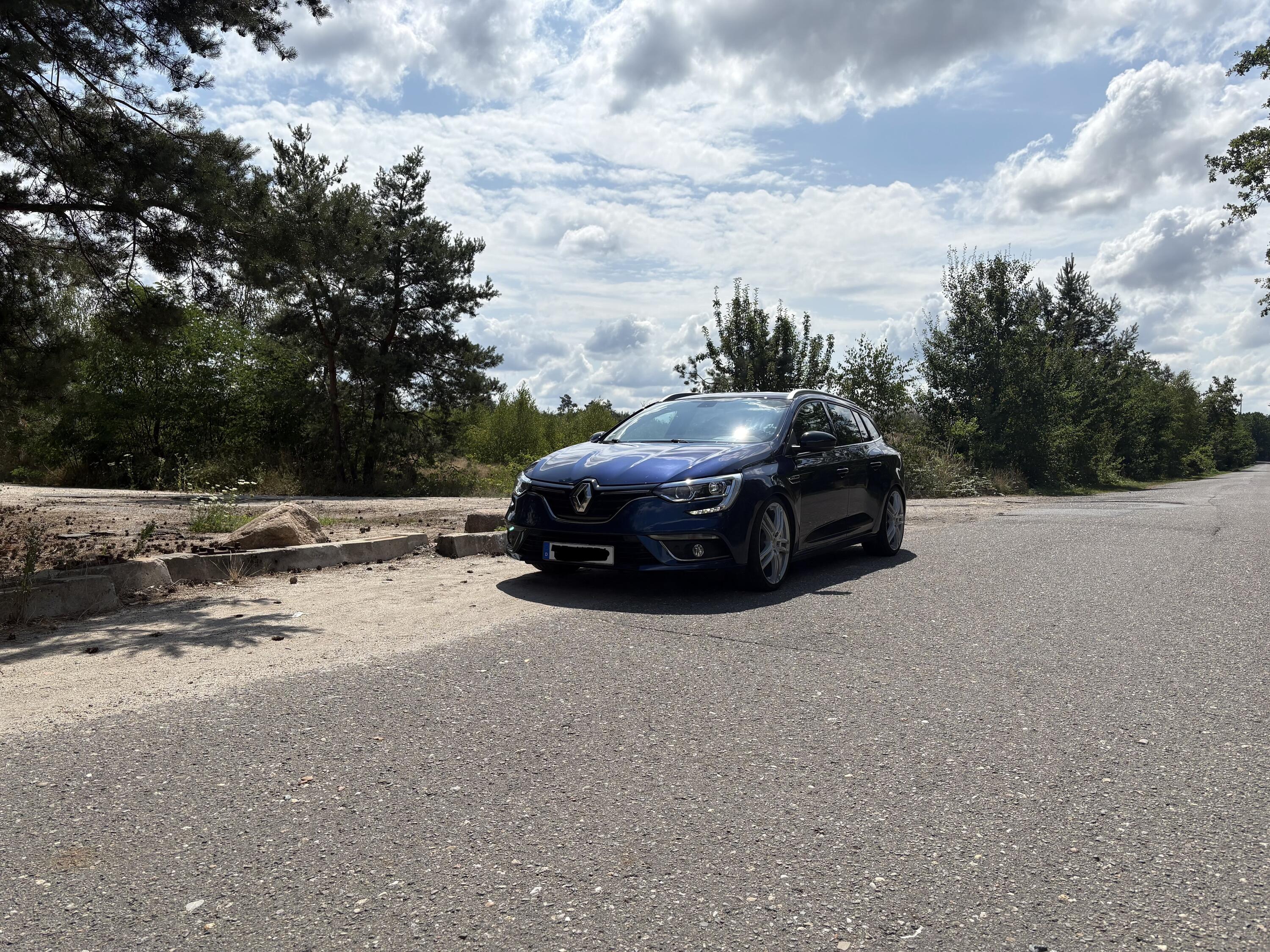 Megane IV Grandtour  BJ 2020  BlueDCI 115 - Softwareoptimierung auf 140PS  Lowtec Gewindefahrwerk  8x19 Dezent Felgen mit 245/30